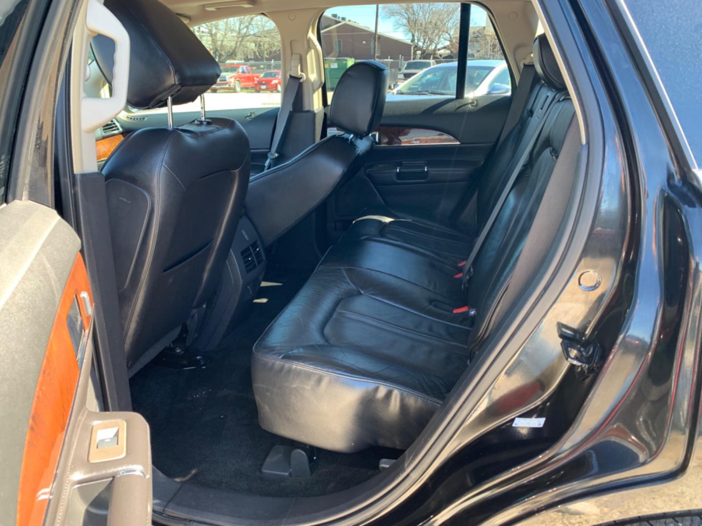 2013 Black /Black Lincoln MKX (2LMDJ8JK7DB) with an V6 - 3.7L 3726cc 227ci GAS MFI vin K - 4 valve DOHC engine, AUTOMATIC transmission, located at 1830 North Belt Line Road, Irving, TX, 75061, (469) 524-0199, 32.834373, -96.993584 - Photo#10